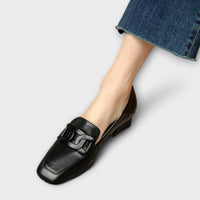 Almira – Elegante Loafers mit Statement-Kette – Schwarz