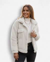 Kurze Teddyjacke mit Brusttaschen für Damen – Weiß