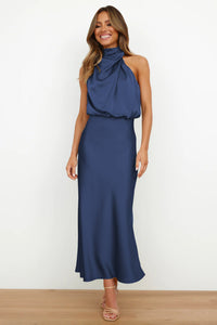 Carlina | Langes Satin-Kleid mit Halterneck-Design – Marine
