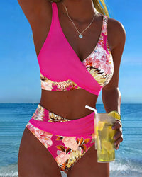 Bikini mit Blumenmuster, markantem Kontrast und verführerischem Seitenschlitz – Fuchsienrot