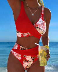 Lena | Bikini mit kontrastierendem Blumenmuster und Schlitz – Rot