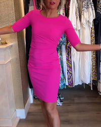 Heidi-Mode | Einfarbiges, Plissiertes Kleid mit Rundhalsausschnitt – Fuchsie