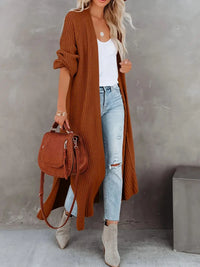 Irelana | Zeitlose Wärme – Locker gestrickte Strickjacke mit offener Vorderseite und modernem Schlitz – Schokolade