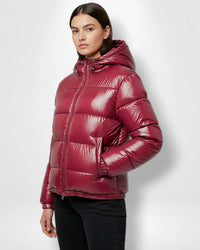 Puffer Jacke für Damen mit Glänzendes Coating und Kapuze – Weinrot