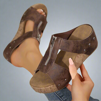 Alwine | Wedge Sandalen mit Klinken und dicker Sohle – Braun