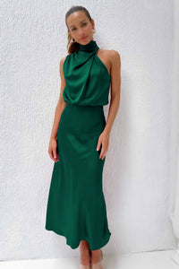 Carlina | Langes Satin-Kleid mit Halterneck-Design – Grün