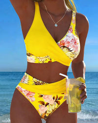 Lena | Bikini mit kontrastierendem Blumenmuster und Schlitz – Gelb