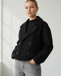 Kurze Jacke für Damen mit Reverskragen im zeitlosen zweireihigen Design – Schwarz