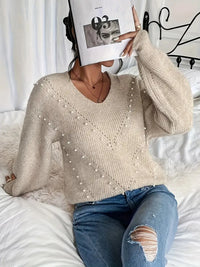 Olibreia | Pearl Luxe Pullover mit V-Ausschnitt – Eleganter Perlenstrick – Khaki
