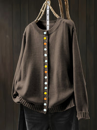 Gunilla – Strickjacke mit dekorativen Knöpfen – Braun