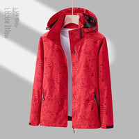 YRENNA – DIE BEDRUCKTE OUTDOOR-JACKE MIT KAPUZE FÜR AKTIVE TAGE MIT STIL – Rot