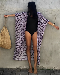 Leona Bohemian Kimono | Sommerlich-stilvoller Strandkimono mit tropischem Muster – Blätter - Lila