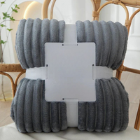 Breit gestreifte Flanell-Fleecedecke – warm für Herbst und Winter, ideal als Bettdecke oder Kuscheldecke – Dunkelgrau