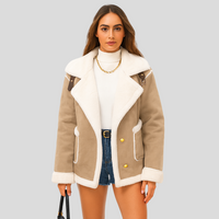 Isabella | Plüschige Winterjacke mit Knopfverschluss und Revers – Erdgelb