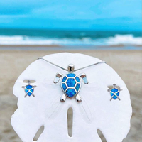 Elegantes NAIAE Set aus Halskette und Ohrringen mit zarter Meeresschildkröte in Silber & Opal für einen stilvollen Look – Blau