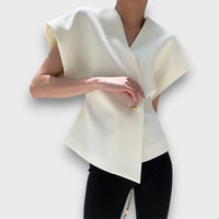 Selene – Minimalistisches Drapier-Top mit Goldakzent – Weiß