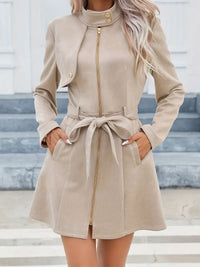 Liferonie | Stehkragen mit Reißverschluss, mittellanger Mantel mit Gürtel, elegante lange Ärmel – Khaki