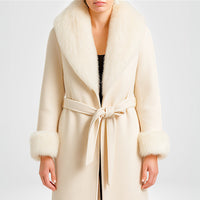 Langer Damenmantel mit Kunstpelzkragen und Gürtel – Beige