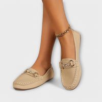 Nevena – Elegante Slip-On Mokassins mit Goldakzent – Khaki