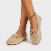Calista – Elegante Mokassins mit Metallelement – Beige