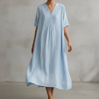 Jayela - Ein Kleid, das sommerliche Eleganz spielerisch verkörpert – Blau