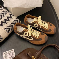 Damen Sneakers mit luxuriösem Wildleder und atmungsaktivem Mesh von – Braun