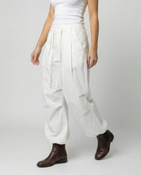 Damen bodenlange Drapé-Hose mit weitem Bein hoher Taille und langen Bindebändern – Weiß