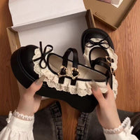 Damen Komfortable Plateau-Sandalen mit zarter Rüschendekoration und goldenen Schnallen – Schwarz