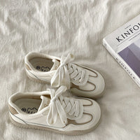 Damen Sneaker mit atmungsaktivem Obermaterial und stylishen Akzenten – Cremeweiß