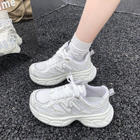 Damen Sportliche Sneakers mit atmungsaktiver Netzstruktur und dämpfender Sohle – Weiß