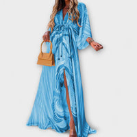 Aurina – Fließendes Maxikleid mit künstlerischem Print – Blau