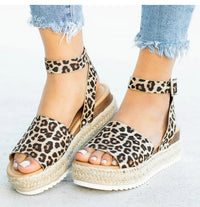 Anne Wedge - Flache Sandalen – Leo-Muster