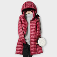 Anvera – Ultraleichte Daunenjacke mit Kapuze – Granat