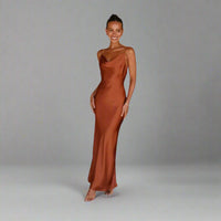 Claudia | Elegantes Satin-Kleid für unvergessliche Anlässe – Braun