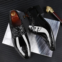 Schnürschuhe Herren mit Arch Support – Elegante Derby-Schnürschuhe in glänzendem Lackleder für formelle Anlässe – Schwarz