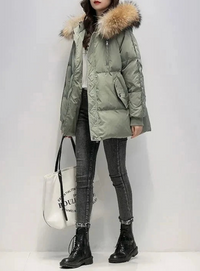 Beila | Schicke und stilvolle Winterjacke mit Pelzkapuze für Frauen – Grün