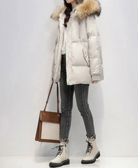 Beila | Schicke und stilvolle Winterjacke mit Pelzkapuze für Frauen – Weiß