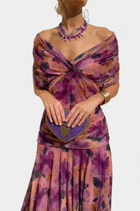 Alondra Maxikleid mit kreativem Blumenprint und V-Ausschnitt – Lila