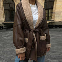 Johanna | Taillierte jacke mit Gürtel – Braun