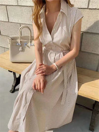 Rania Gestreiftes Kleid | Modernes trendiges A-Linien-Kleid mit kurzen Ärmeln für den Sommer für Frauen – Beige
