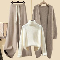 Korellia | Dreiteiliges Set im Lazy Style – Weißer Pullover, aprikosenfarbene Hose und aprikosenfarbener Blazer