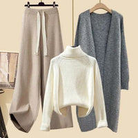Korellia | Dreiteiliges Set im Lazy Style – Weißer Pullover, aprikosenfarbene Hose und grauer Blazer