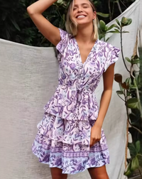 Anika | Gestuftes Blumen Minikleid mit V-Ausschnitt – Lila