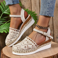 Clara | Damen Bequeme Sandalen Häkeloptik Keilabsatz Knöchelriemen – Beige