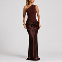 Hannah | Damen Elegantes One-Shoulder Satin-Maxikleid für Hochzeitsgäste im Herbst – Braun