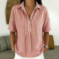 Emilia | Damen Gestreifte Relaxed-Fit Kurzarm-Bluse mit Polokragen – Rot