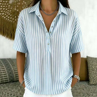 Emilia | Damen Gestreifte Relaxed-Fit Kurzarm-Bluse mit Polokragen – Blau
