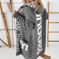 Marlene | Damen Gestrickte Kapuzenjacke mit Schriftzug Muster Offene Strickjacke – Grau