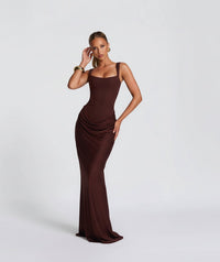 Damen Langes Kleid mit Korsettoberteil breiten Schulterträgern und seitlicher Raffung – Braun