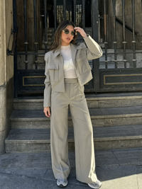 Damen Set mit Kurzer Jacke und Spitzkragen und Weiter Hose mit Hoher Taille – Grün